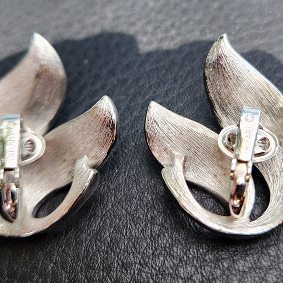 Crown Trifari Silver Clip-on Earrings - Picture 5 of 10